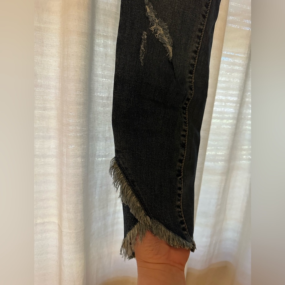Judy Blue Mid-Rise Indigo Distressed Jeans / Frayed Tulip Hem - Size 7/28 - NWT - Picture 3 of 7